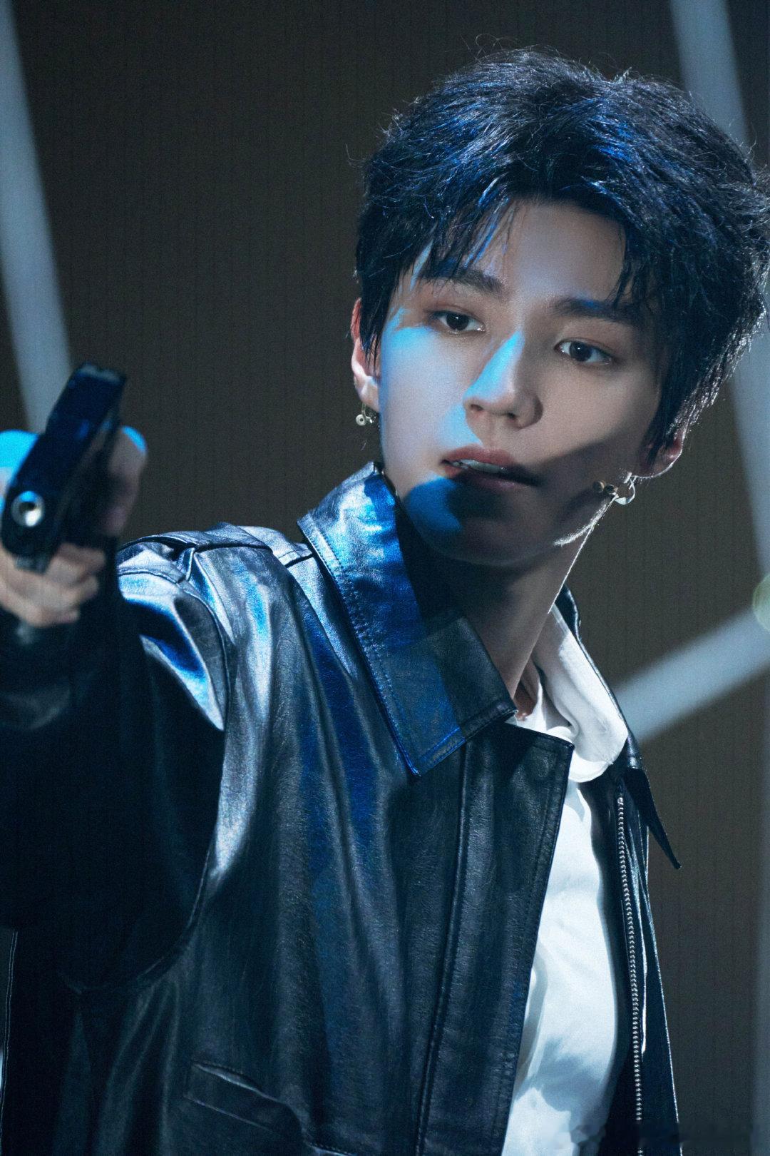 王俊凯工作室这几天狂出神图，好多鲜活的舞台瞬间，孤傲的、清冷的、严肃的、迷惘的、