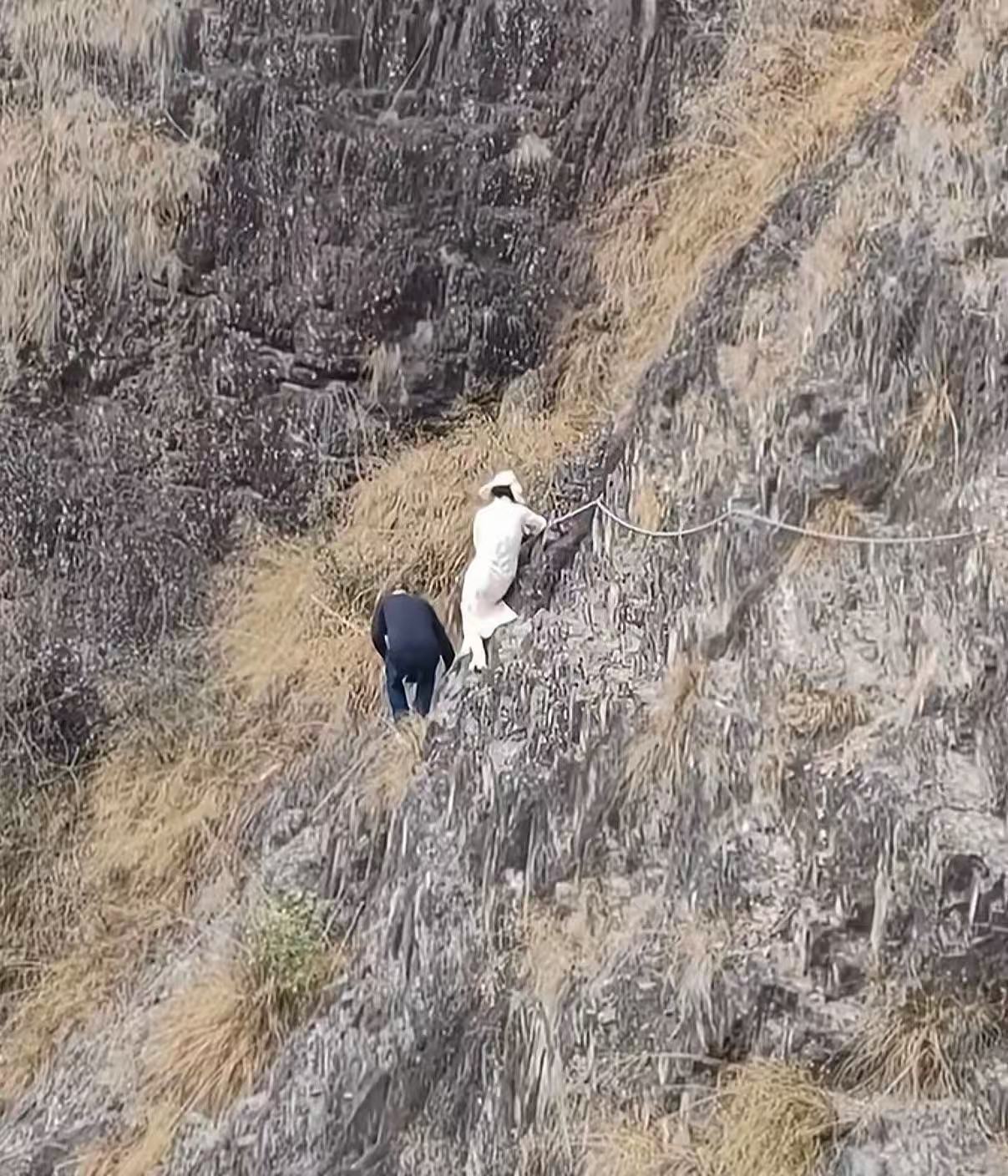 第一次见爬山穿旗袍的