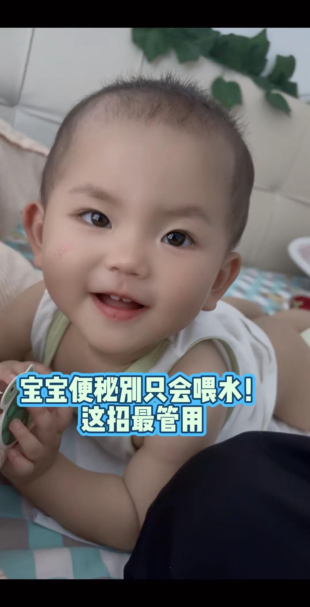 宝宝三四天不拉臭臭，一拉就哭，大便干得像个羊粪蛋儿，这可怎么办？”很多家长第一反