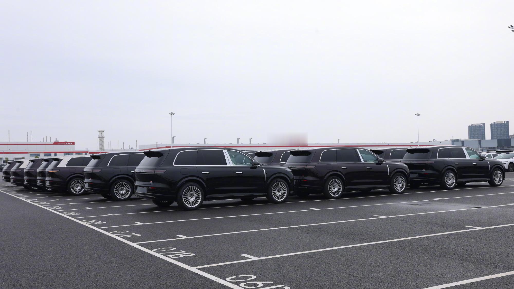 岚图泰山已经发运到门店，18号发布。这车的造型、细节（比如说门把手）有点尊界S8