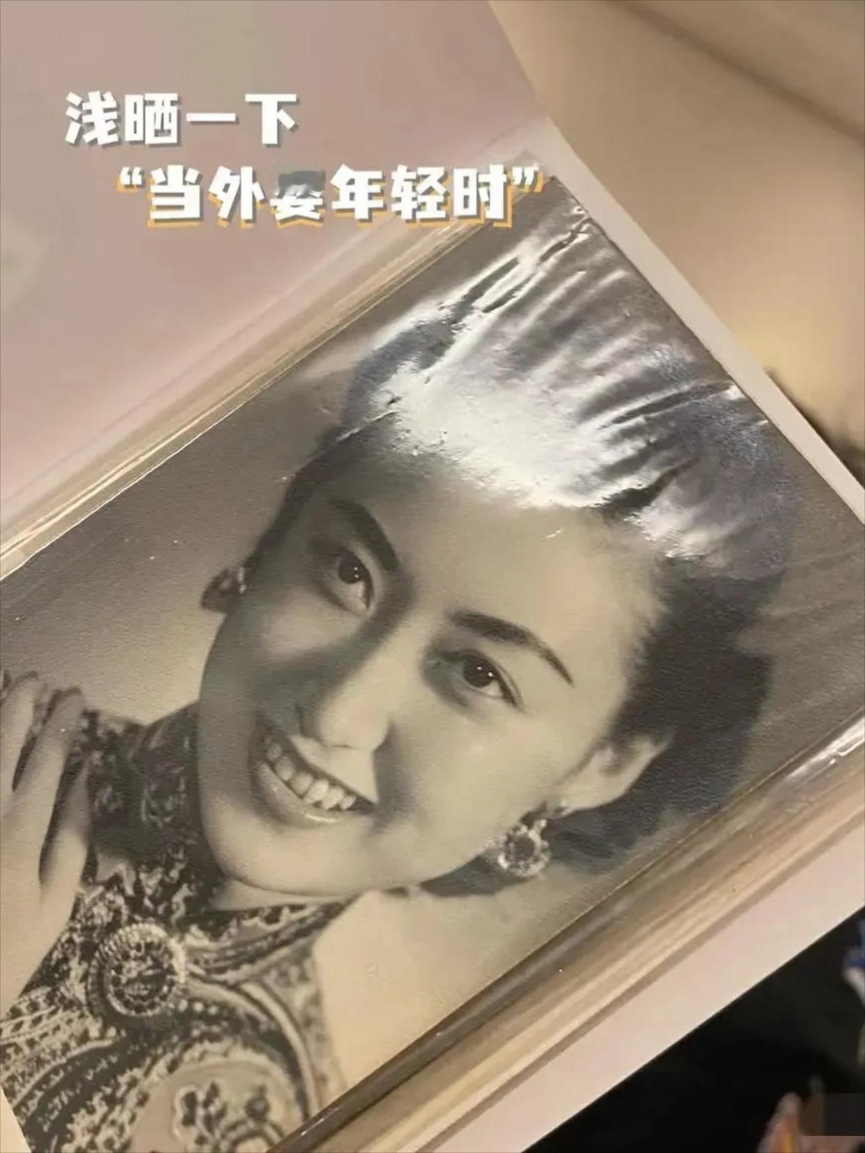 难怪庾澄庆的妈妈看不起伊能静，庾澄庆妈妈年轻时好像景甜啊！好富贵的长相，一看就不