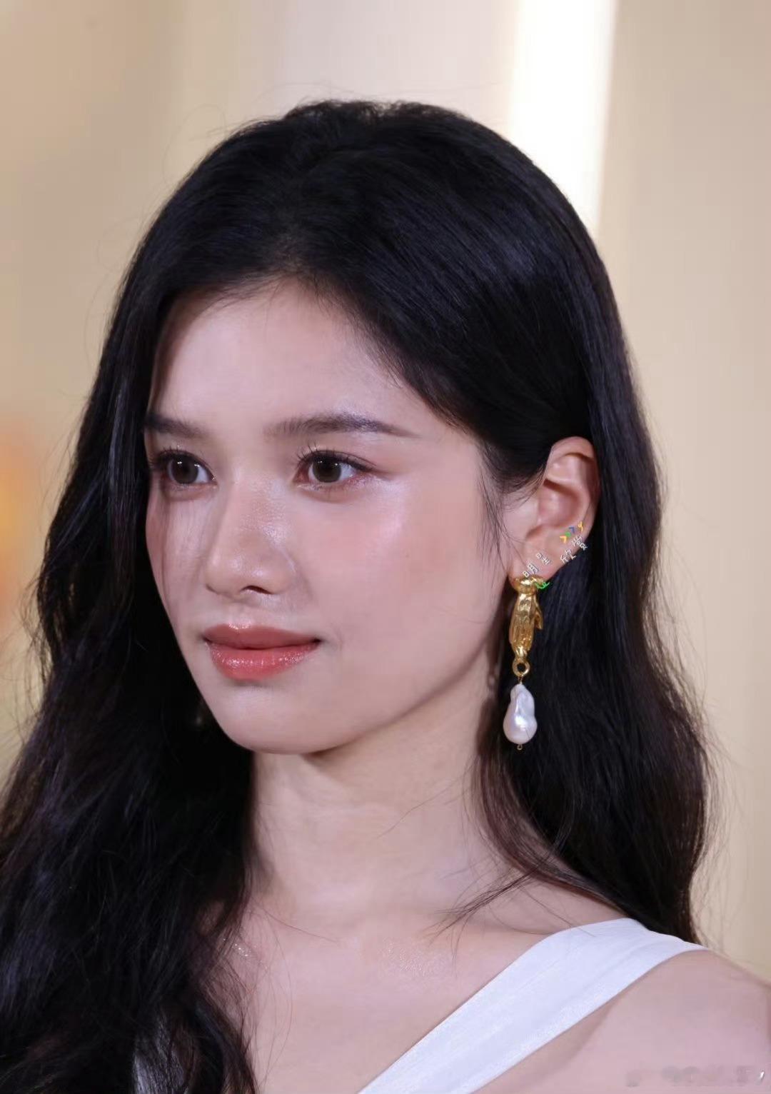 张婧仪生图也太生了这么素的妆，却是扑面而来的美，快要忘记呼吸了​​​