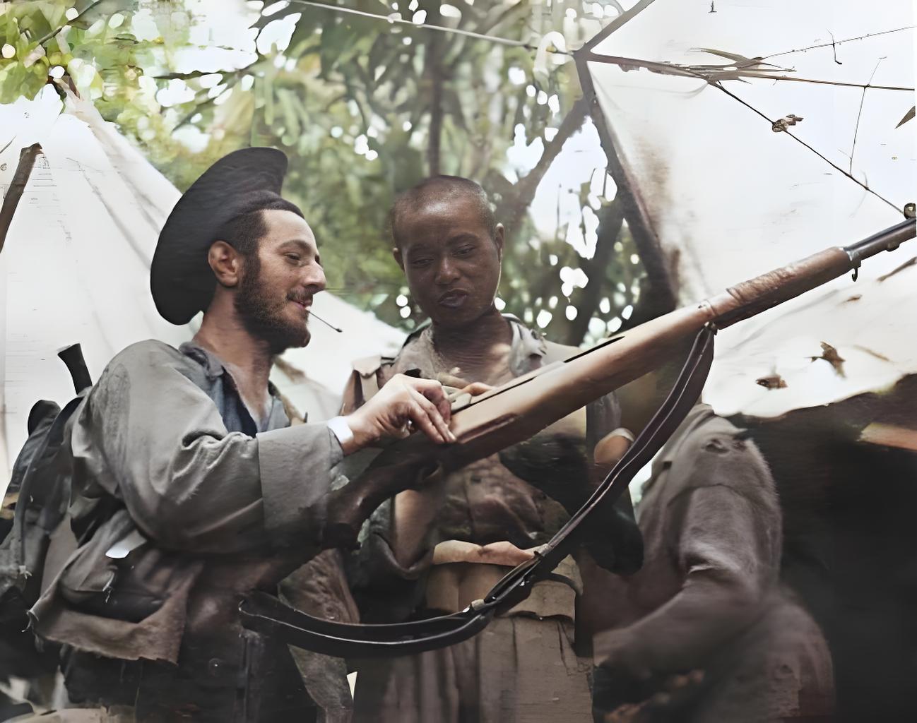 1944年4月29日，缅甸，美军5307部队（梅里尔劫掠者）一等兵在教中国士兵使