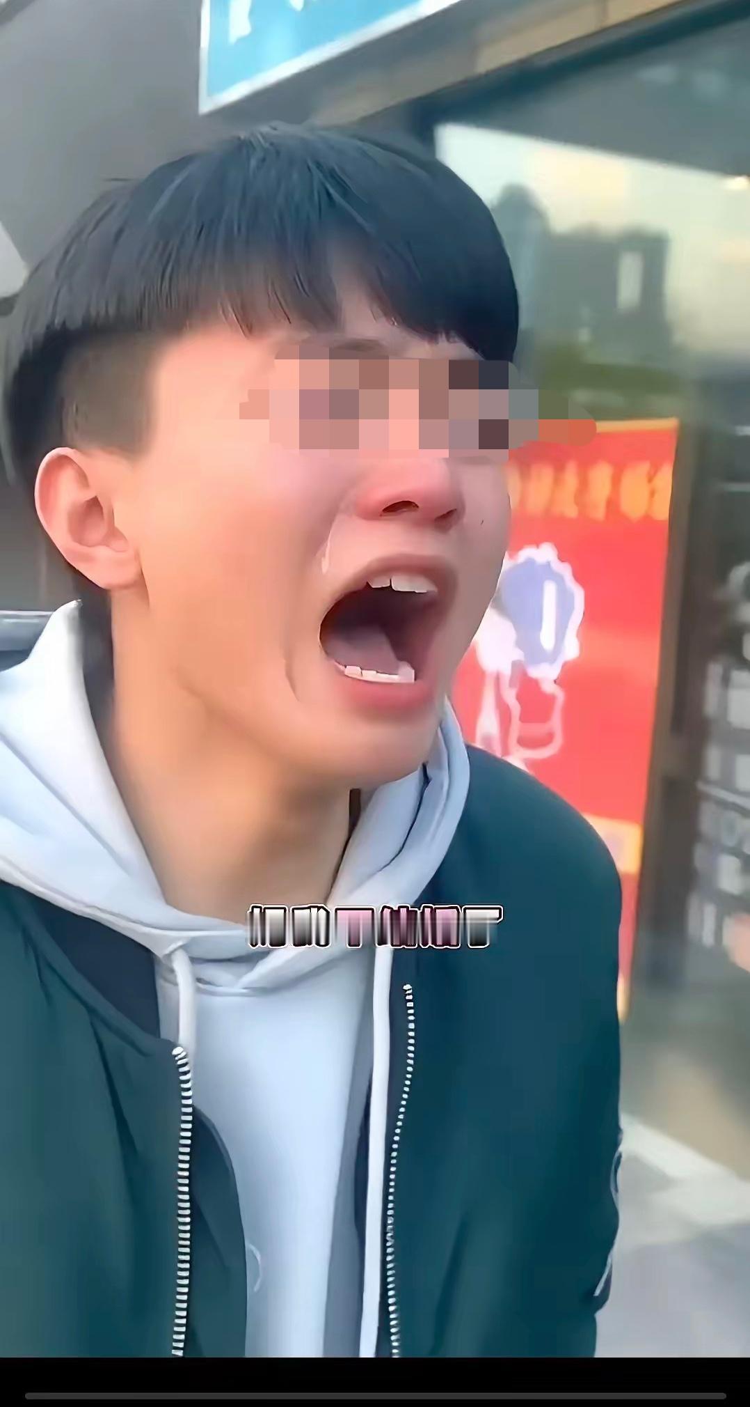 大街上儿子哭的撕心裂肺的对妈妈说:“妈，我不结婚了。我买不起房，没有人会愿意