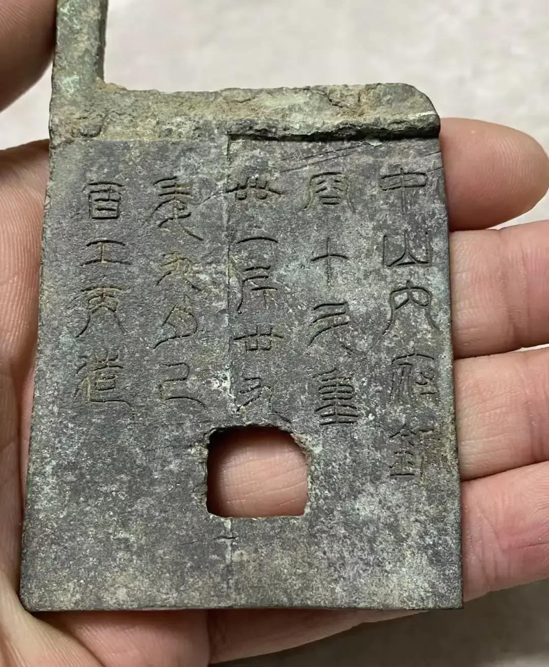 早些年在河北石家庄一家废品收购站里，老李正清点着刚收来的角铁，却在锈迹斑斑的金属