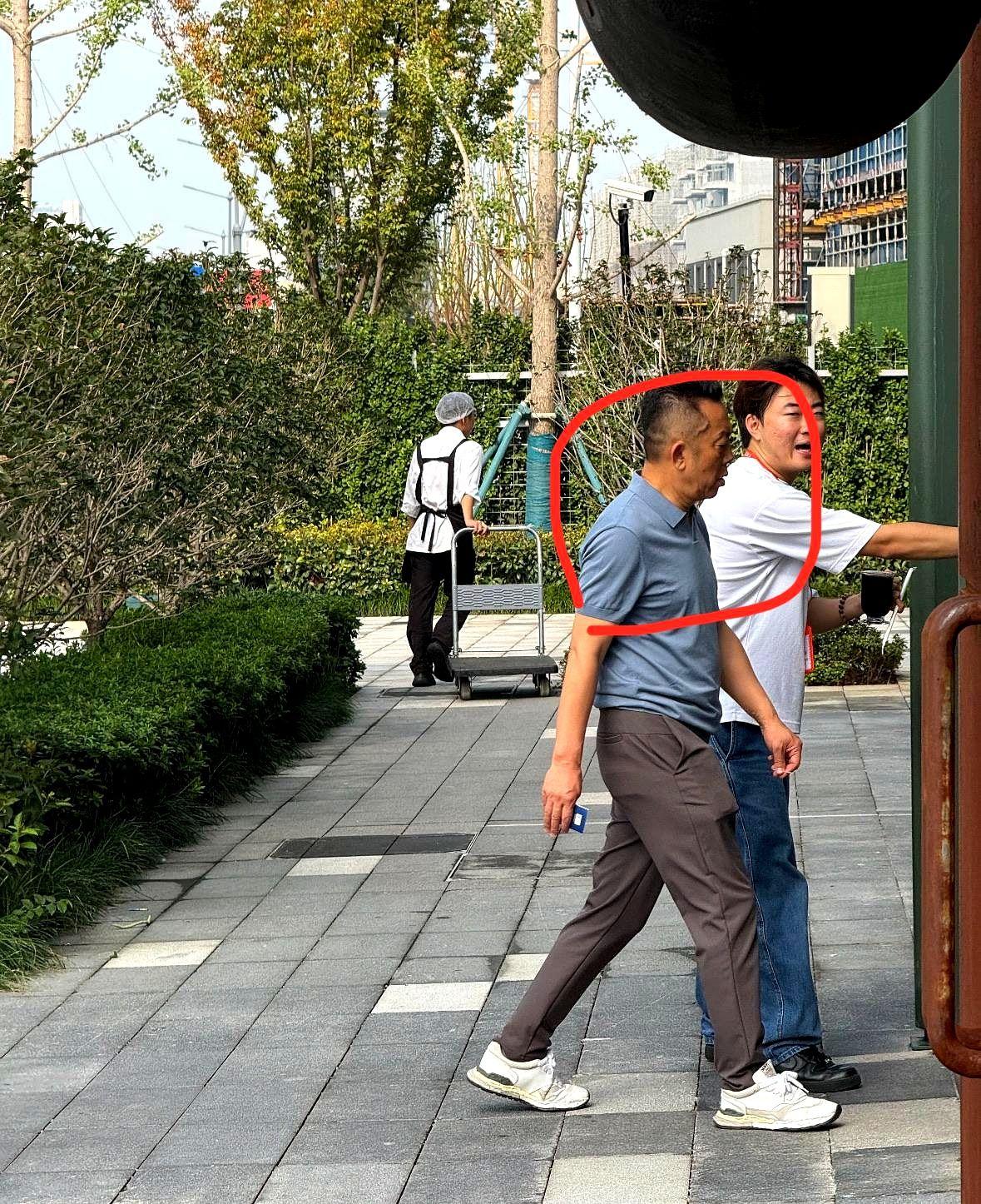 贾国龙估计败了！而是他自己竟然穿衣服领子放下去了。有网友在路上偶遇贾国龙，发