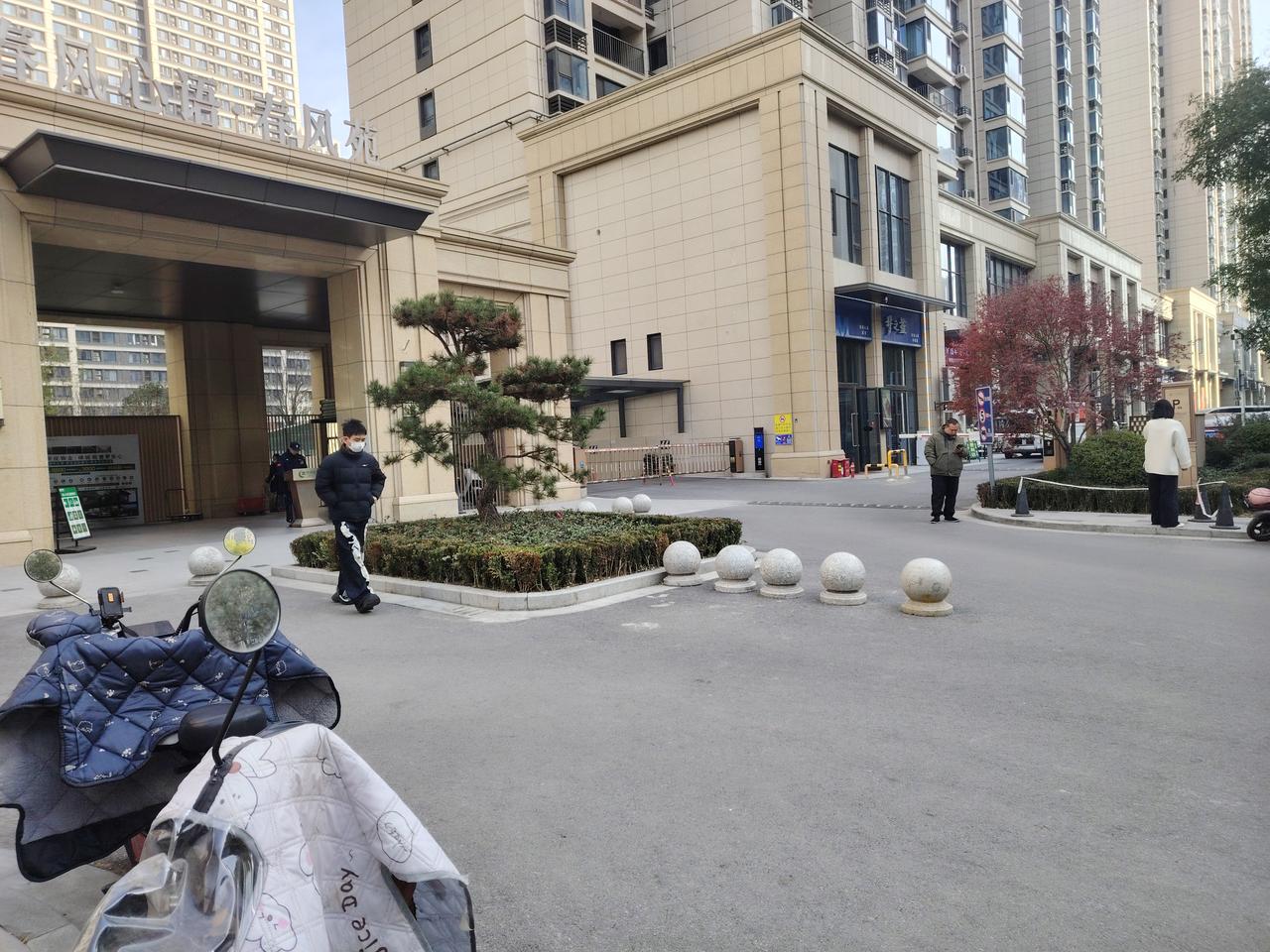 学校开会那些事儿学校会议众多，有晨会、升旗会、例会、教研组会、年级组会、备课组