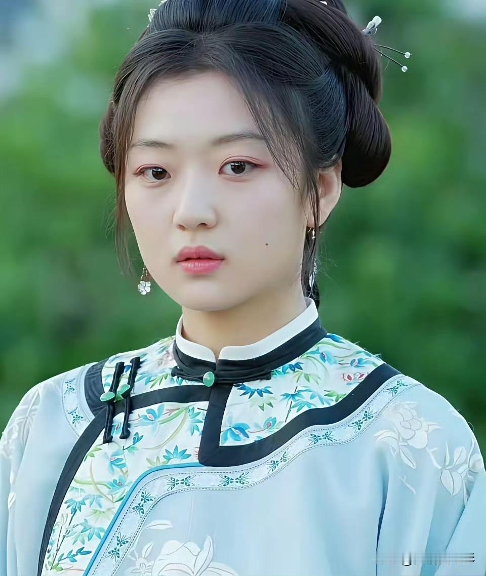 孙千堪称内娱古装避雷代表，脸型偏大，缺少古妆需要的精致骨相，一穿古装很容易显得笨