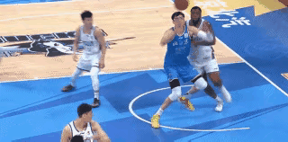 刚刷到这一幕，气得我手都抖了！北京北汽主场，周琦在篮下卡位要球，整个人被对