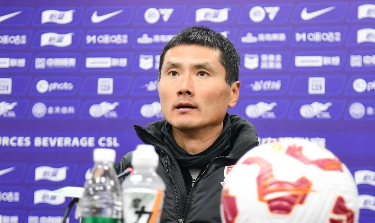 足协对青岛西海岸与成都蓉城大规模冲突零处罚，是为了护邵佳一平稳就任？2025