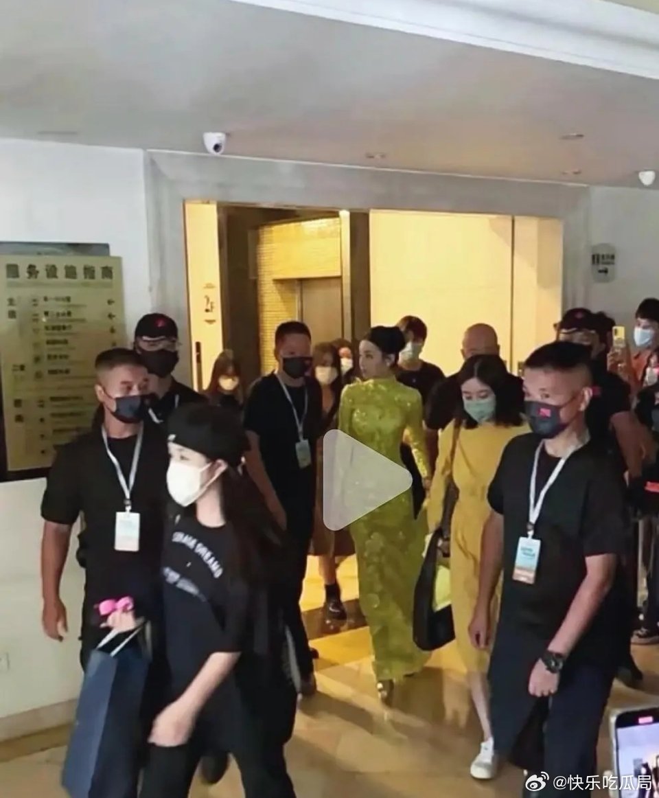 迪丽热巴真的酷爱紧身衣​​​