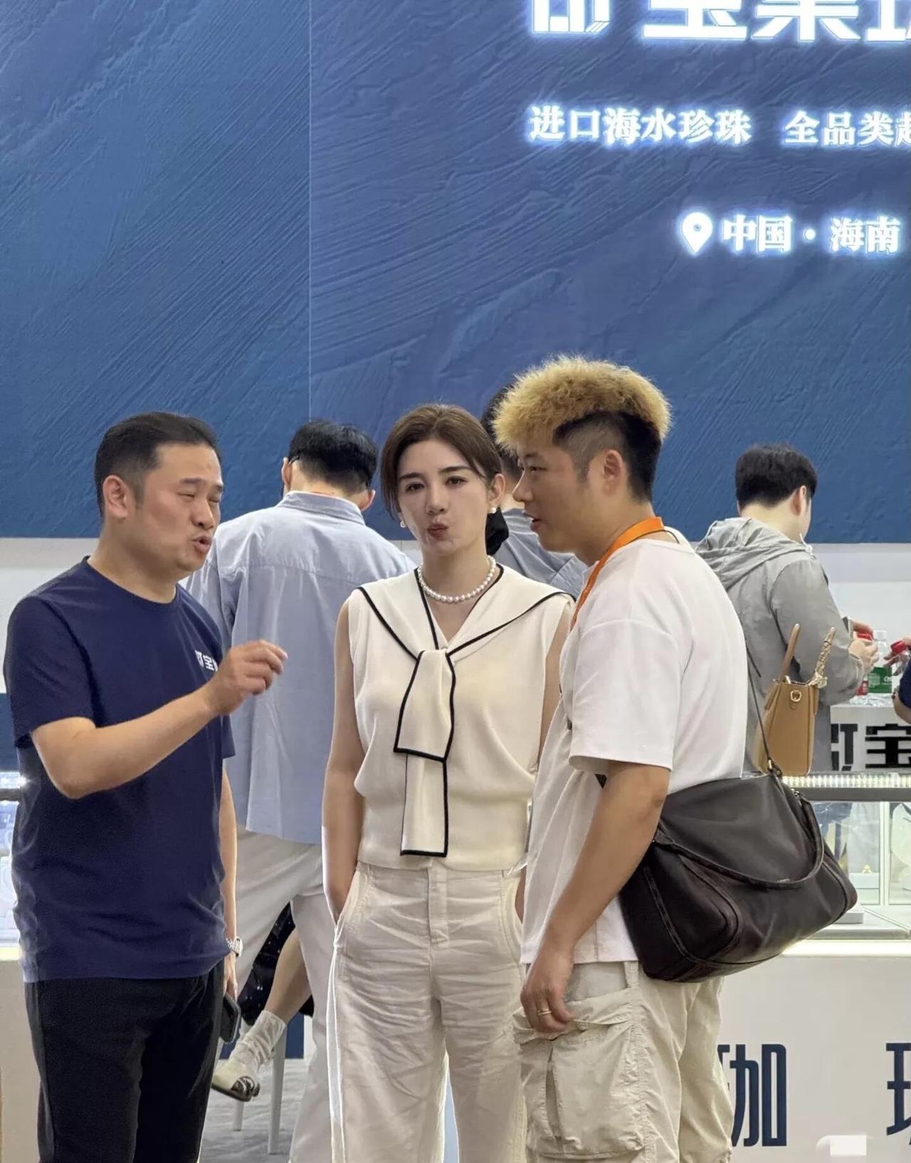 当年因参演《还珠格格3》里的小燕子而走红的这一位女明星，这么多年过去了还是这么艳