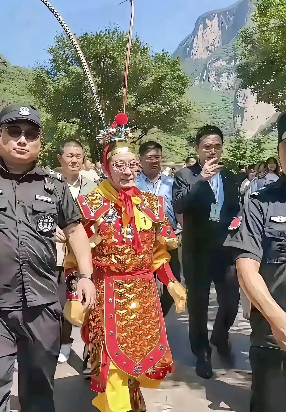 近日，六小龄童身着全套美猴王戏服现身景区的视频，瞬间引发全网热议。画面中，