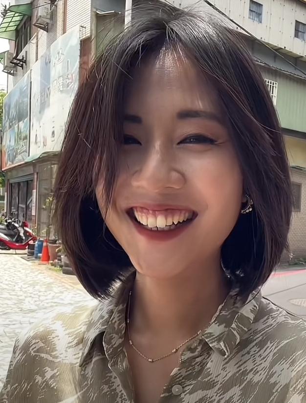 中天记者真是太敷衍了！中天记者这次来北京采访阅兵，拿到珍贵采访资格却把镜