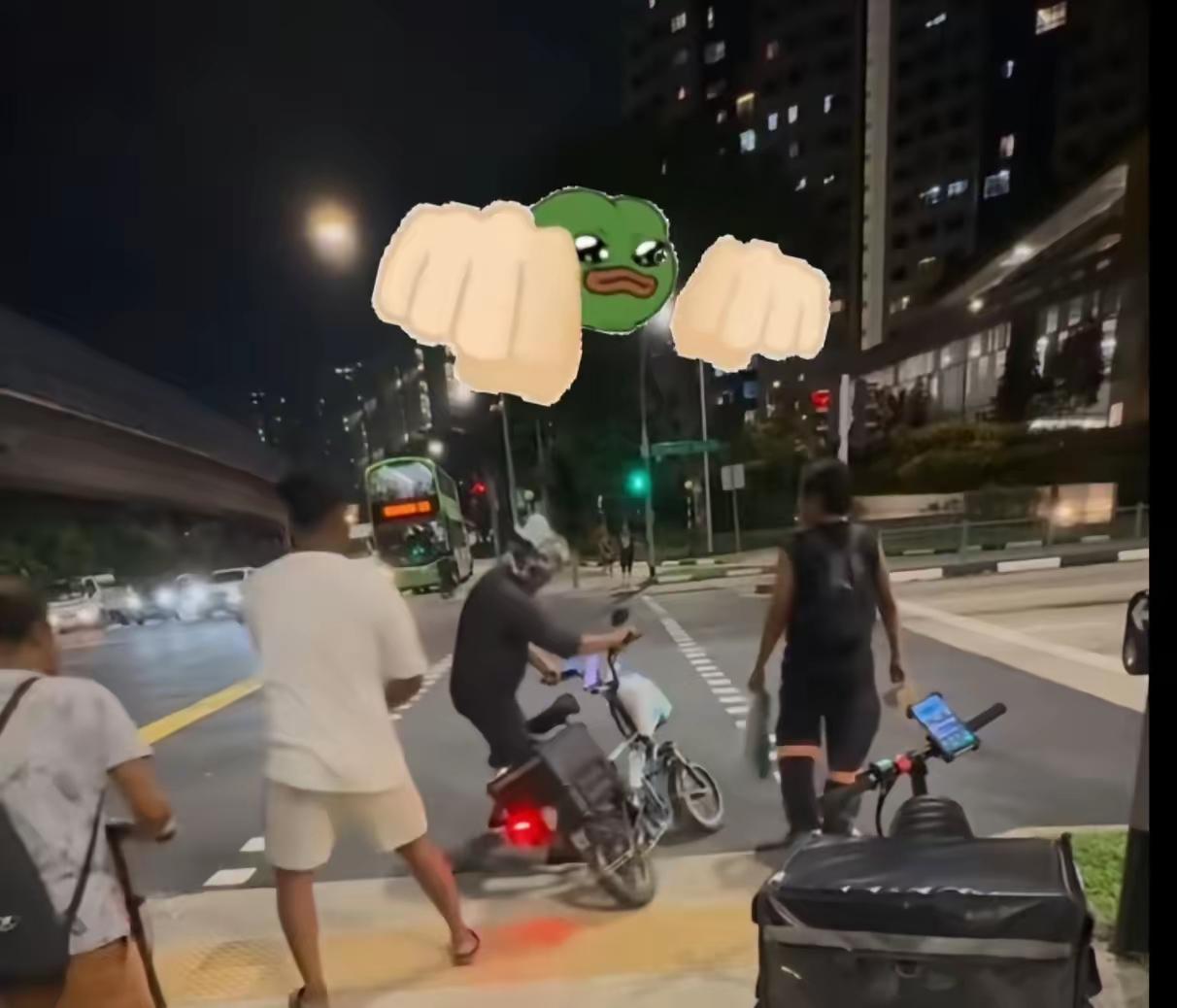 刷到新加坡华人被印度裔当街打的视频,评论区全在骂“怎么不帮同胞”,可我劝大家先停