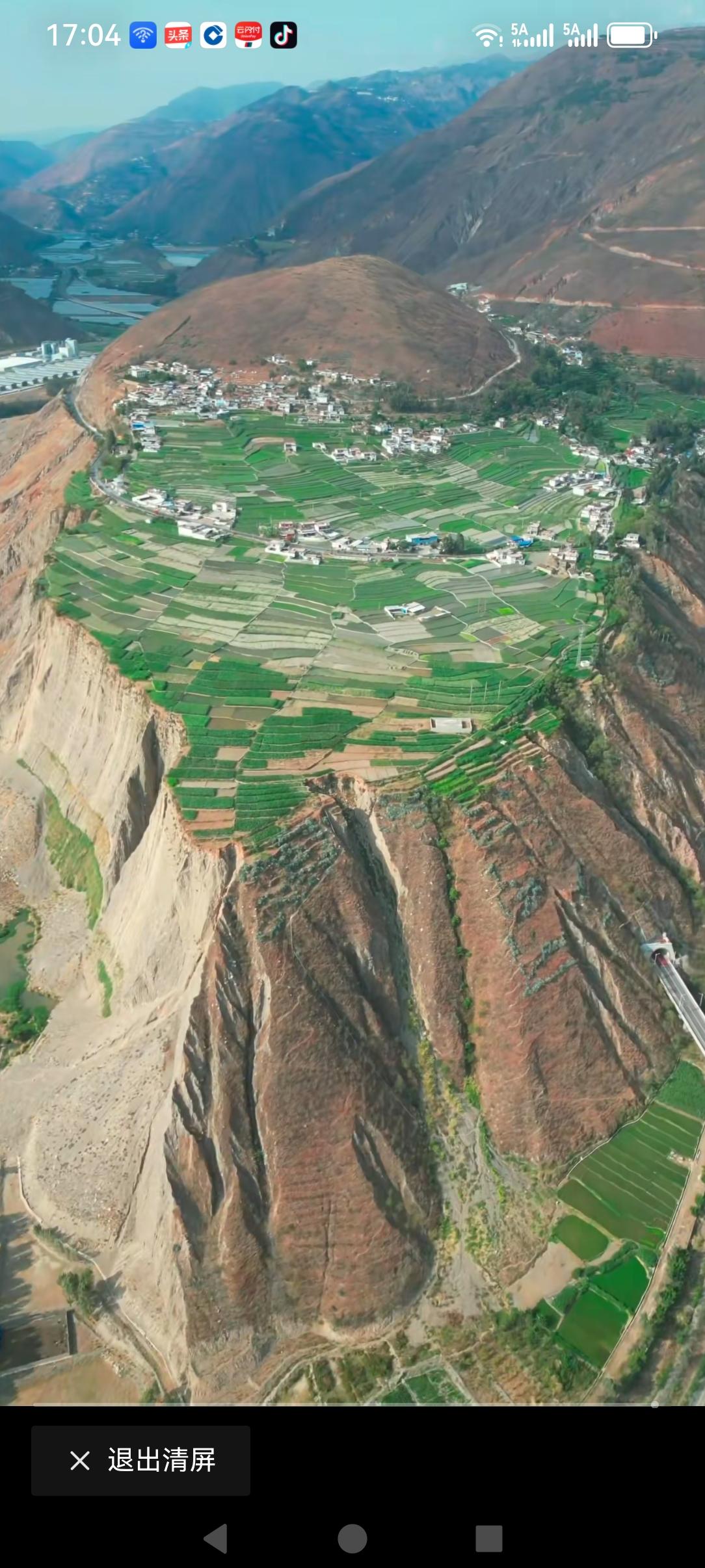 这是号称陆地上的航母，云南昆明东川区汤丹镇的朵达村。村子有四百多户，一千多人口，