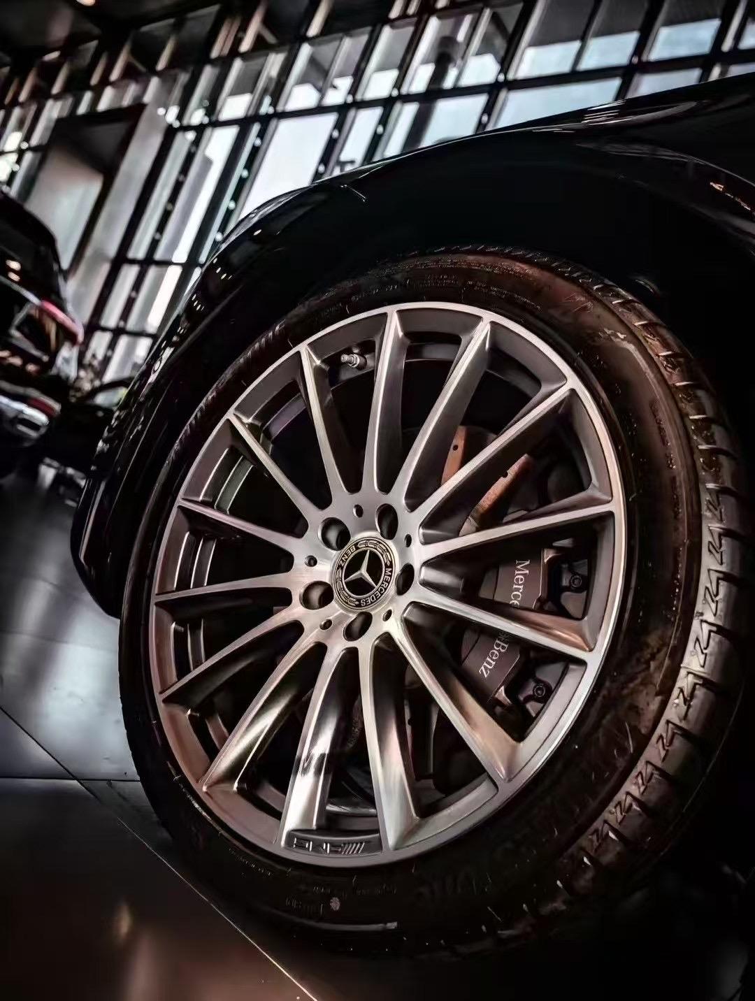 工薪阶层来讲，奔驰只有两款车可以选，一款，就是GLC，另外一款就是奔驰E。