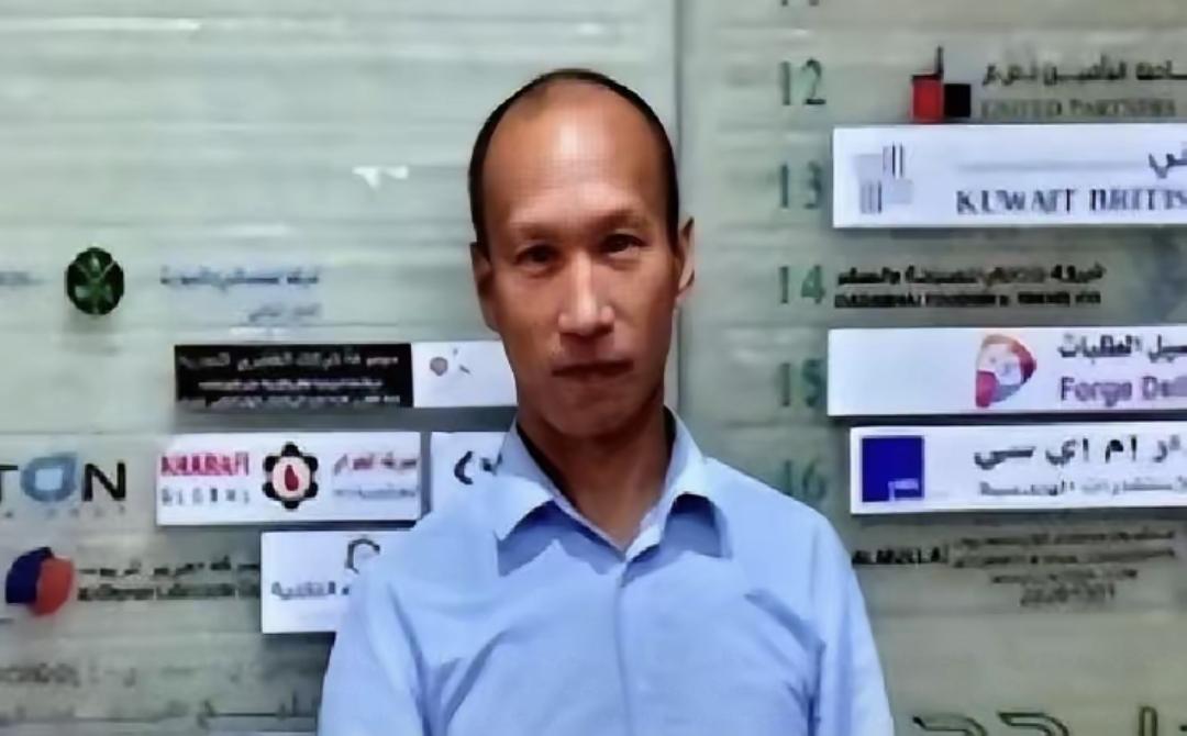 田新明那年在沙漠穷得连旅店都住不起，晚上就用塑料布当帐篷。第二天天亮他发现自己浑