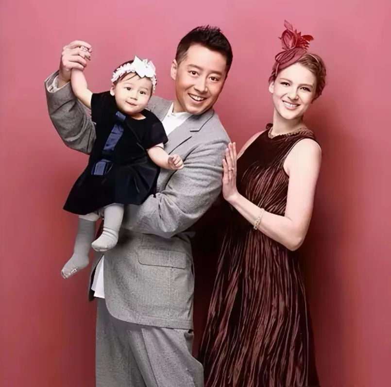 蔡国庆的弟弟也是高颜值，这个帅气劲头不比蔡国庆差，媳妇是一位外国人，两位可爱的混