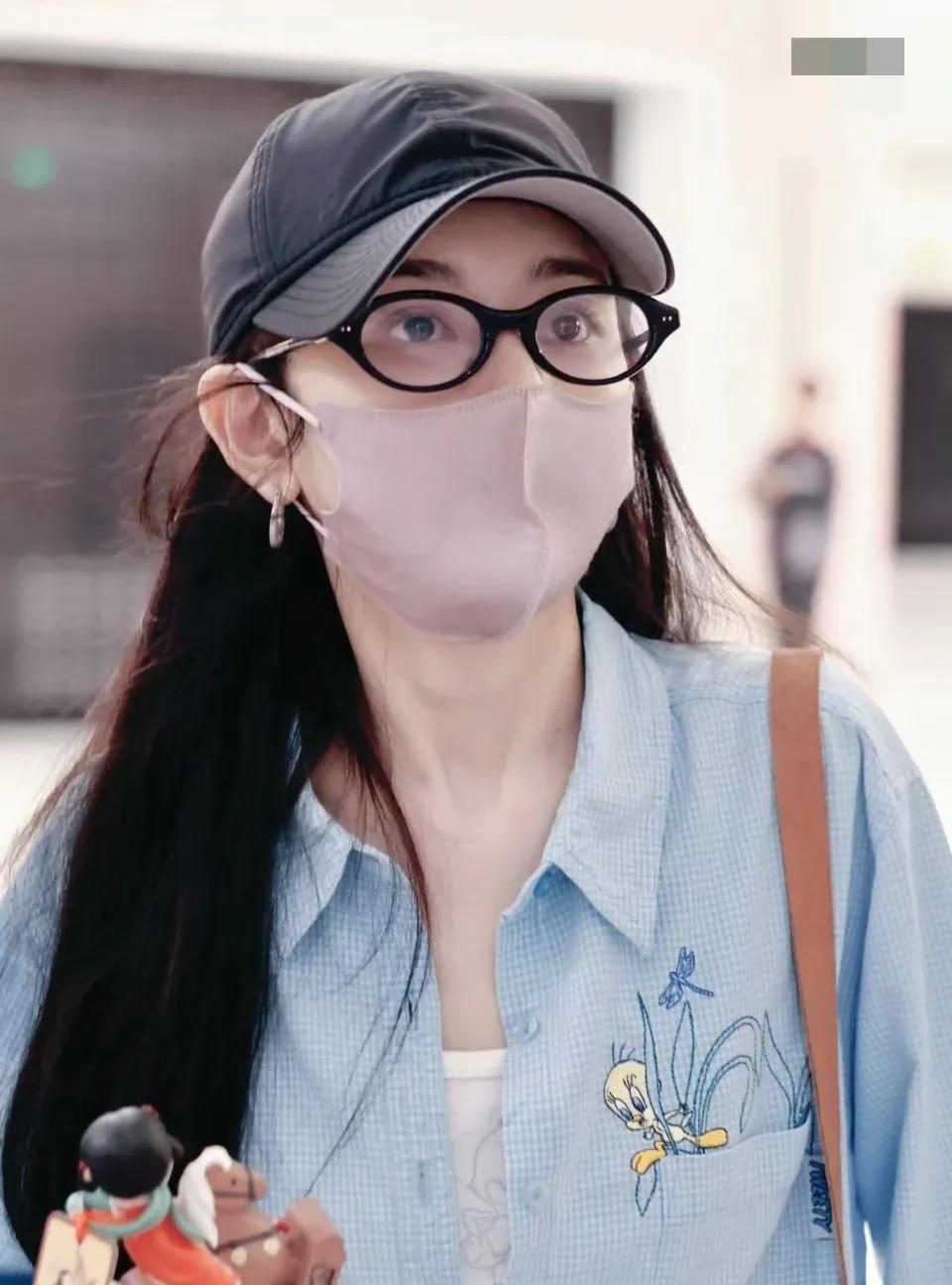 宋祖儿，太可爱了。5月16日，宋祖儿出现在机场，有粉丝接机，一直喊她姐姐，没想