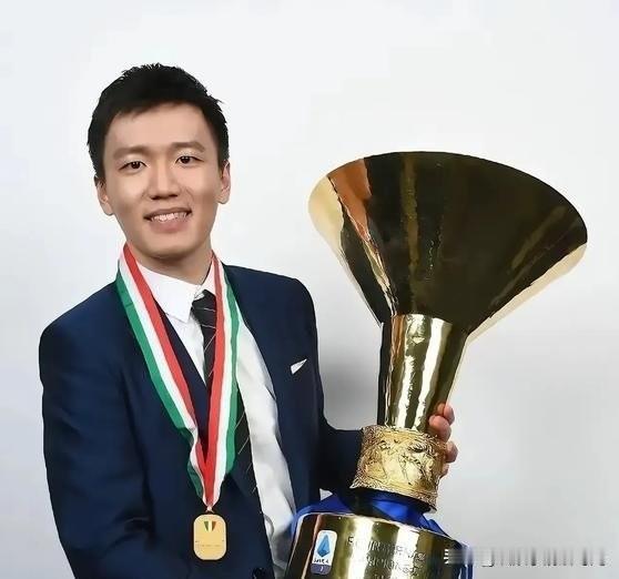 张康阳能回得来国米么？斯蒂芬的国米故事开张。张康阳这位前国米主席又在社媒简