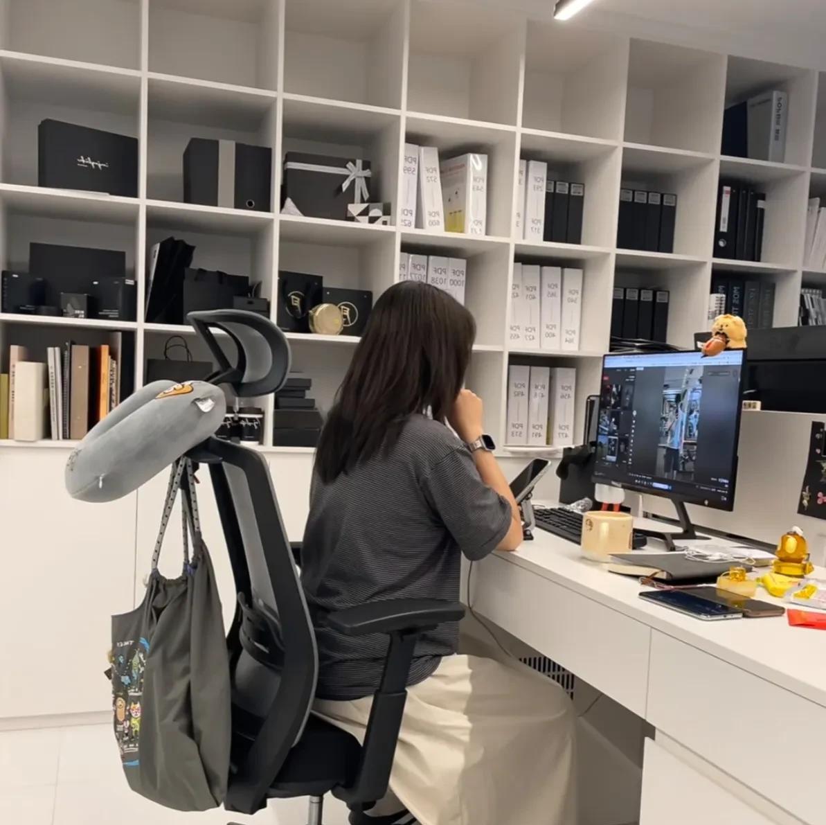 公司内审部一名老员工合同马上就要到期了，公司已经决定不再续约，但是并没有告诉员工