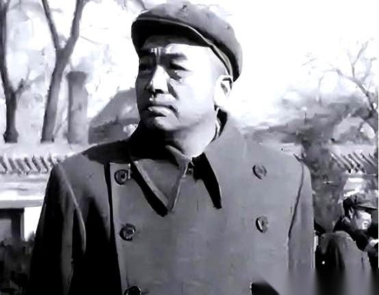 一筷子，就把那个用咸鸭蛋黄精心摆出的“太极图”，搅得稀巴烂。“不要搞这个！”