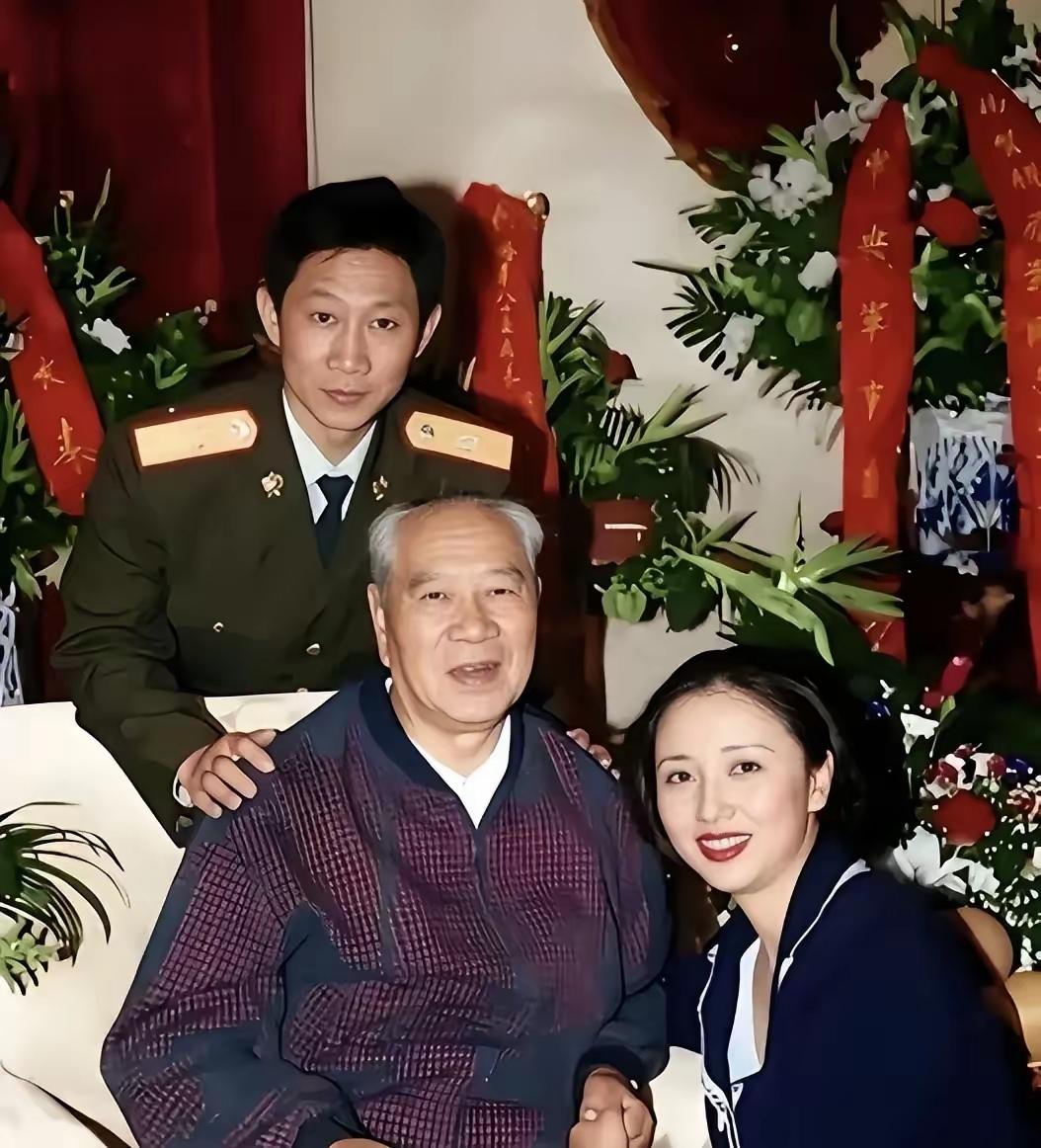 1999年那张杨成武85岁寿辰的全家福太珍贵了。照片里，老将军精神矍铄，一看就是