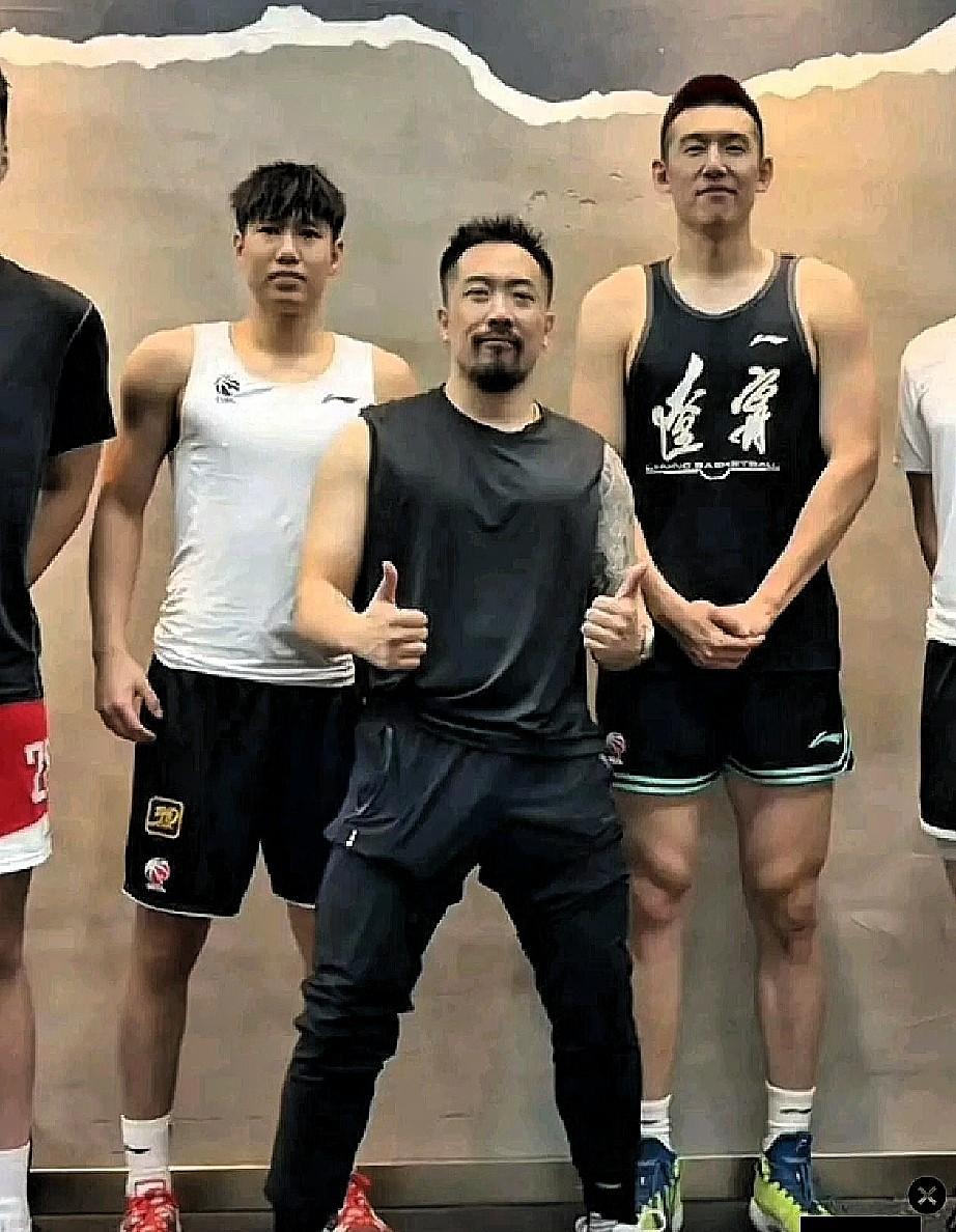 恕我直言！辽篮新星李虎翼未来三年有望超过徐杰，这个夏天，拼尽全力苦练，热身赛打的