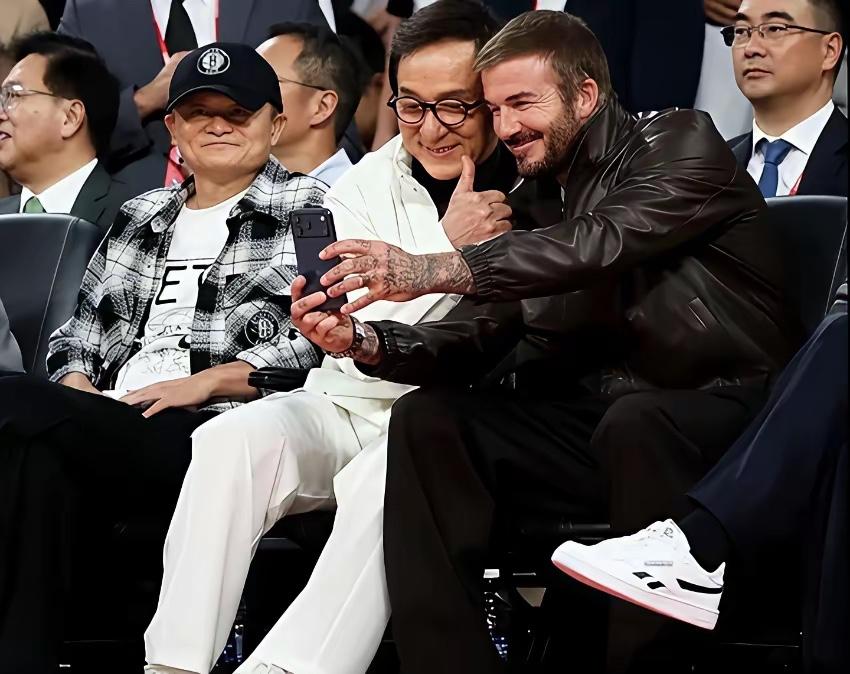 近日，成龙、马云与贝克汉姆坐在一起看NBA中国赛时的画面。成龙大哥与贝克汉姆