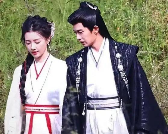 看见有人说任嘉伦在《佳偶天成》里状态疲惫演技木木的，我就有点想笑。且不说任嘉