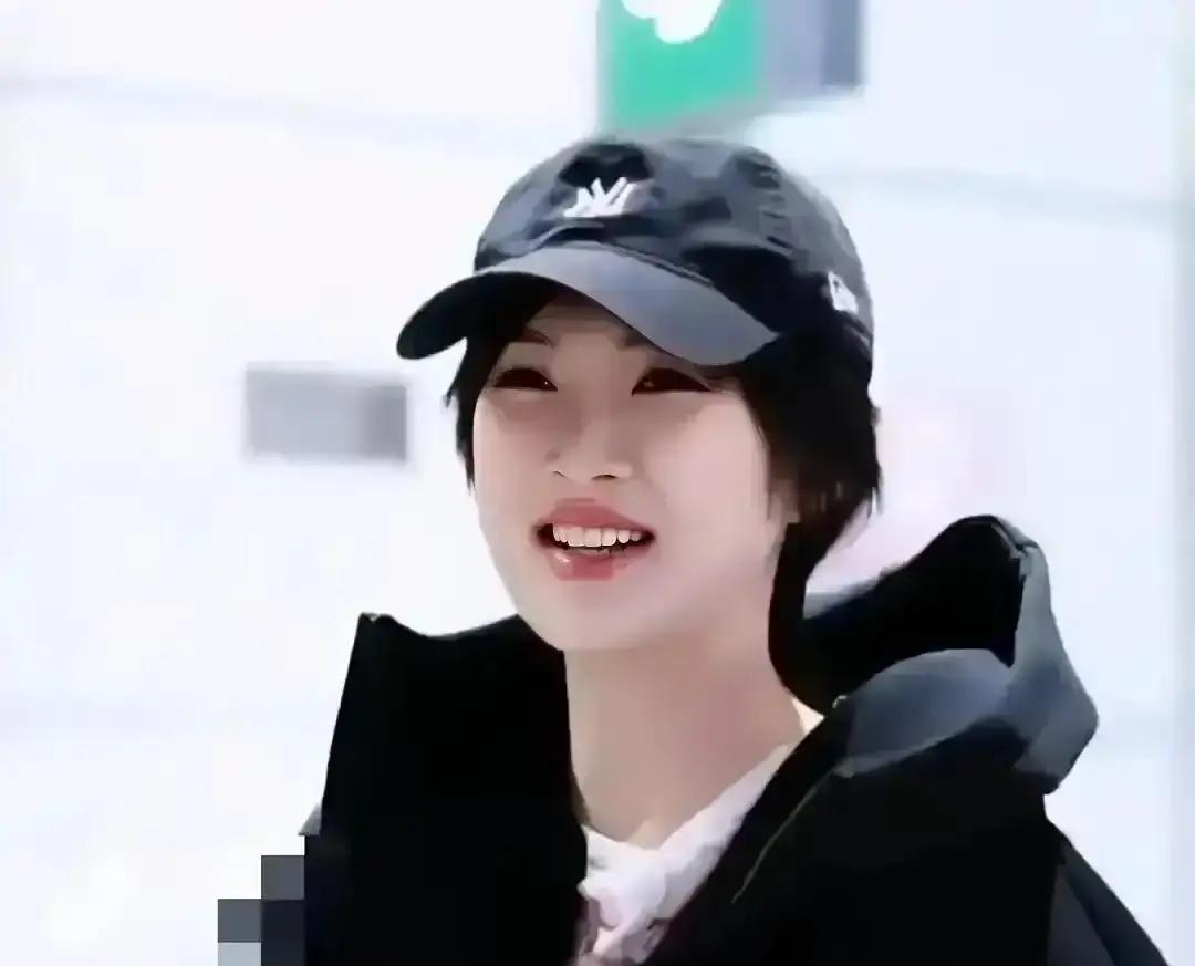 两片肥肉在白米饭上冒着油光。这就是横店12万注册群演里，大多数人中午的全部荤腥