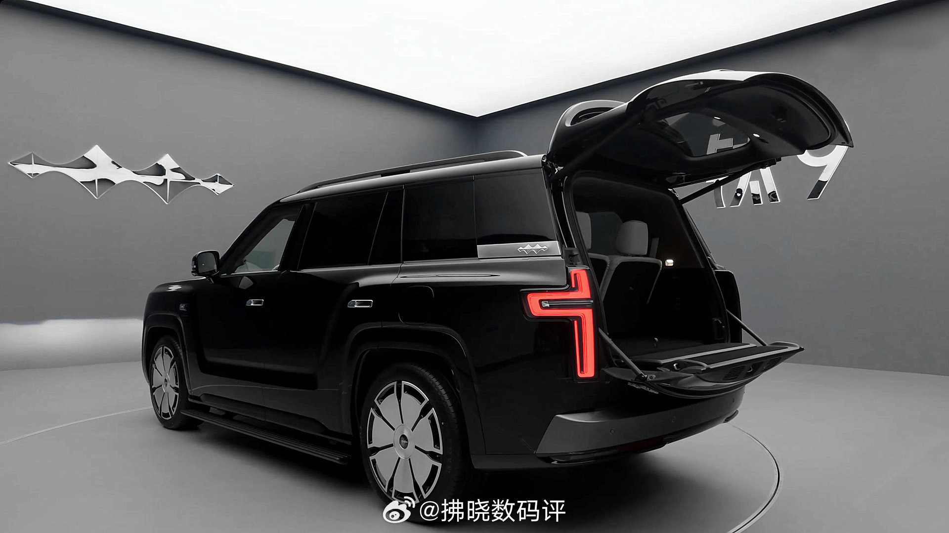 方程豹#钛9#的设计其实已经很克制了，但隐约中依旧是能感受到产品团队所倾注的“力道”。看好“大饼轮毂
