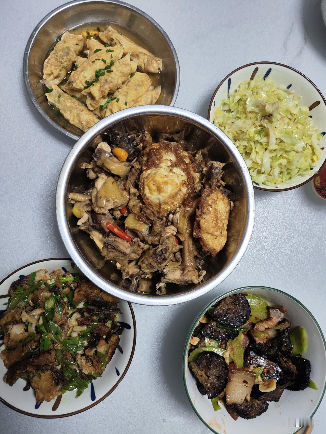 过年啦！我们一家四口的年夜饭，简简单单做了五道菜，每一道都藏着好寓意。香喷