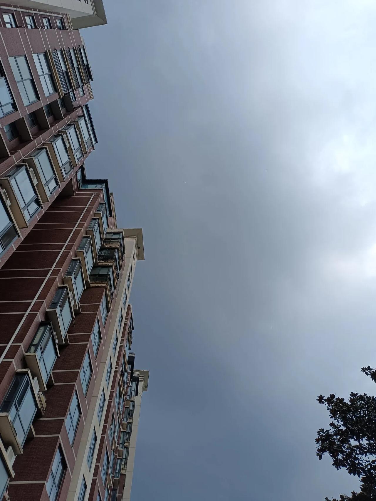 赶着银行牛的主力，能不能偷偷给个消息，什么时候回个头，把空仓的我接上车。还是说