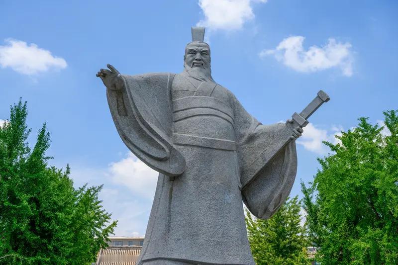 《三国演义》里曹操总被当成奸臣，但这可能有失偏颇。受《三国演义》影响，大家觉得他