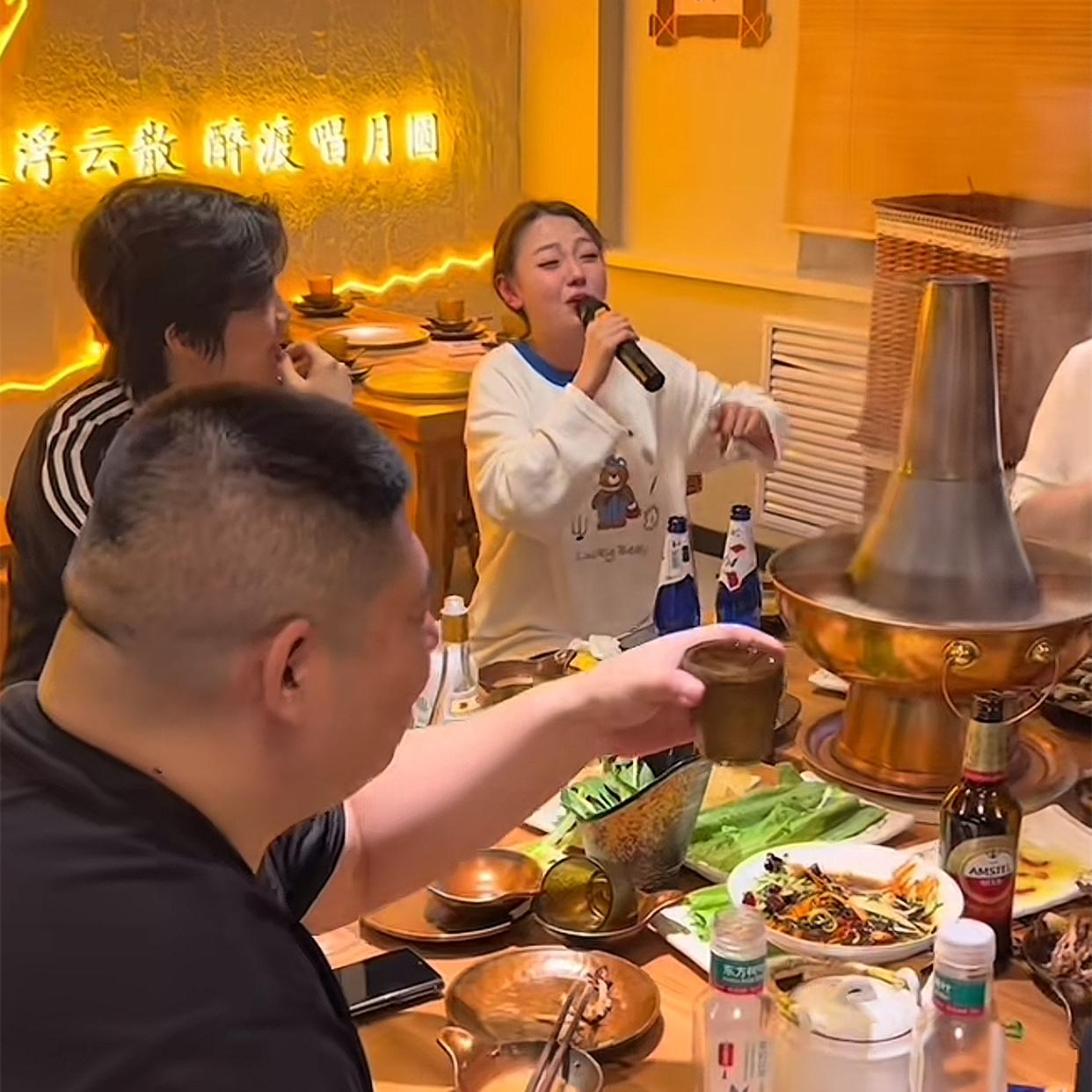 德云社七队哈尔滨聚餐，赵芸一店内唱二人转！张鹤伦在哈尔滨开了一家名叫“醉渡”的能