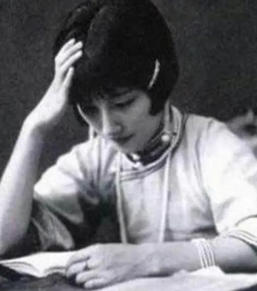 1928年，徐志摩母亲推开卧室门时，映入眼帘的是一幅难以置信的景象：儿子徐志摩与