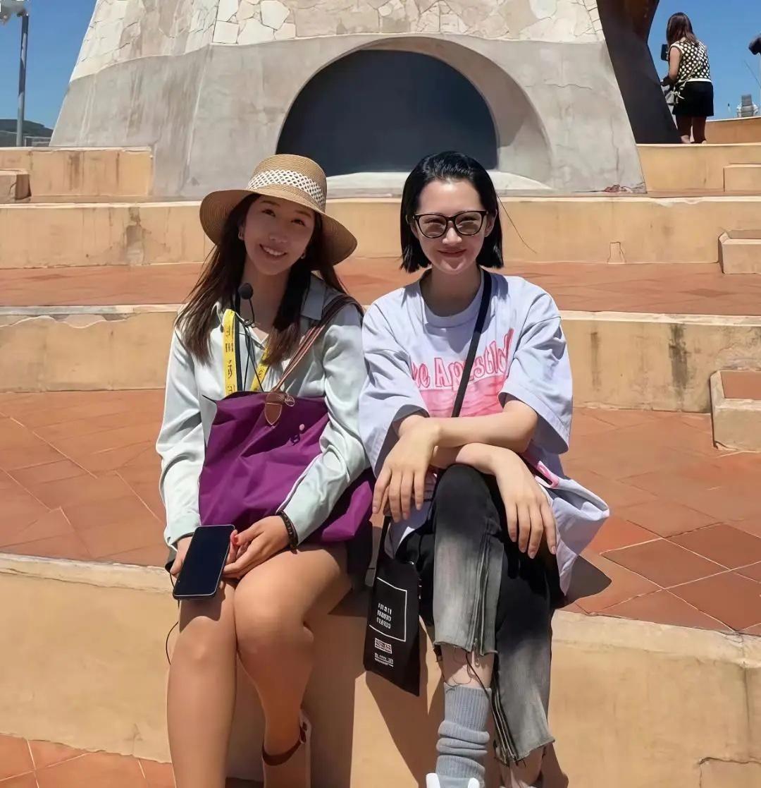 57岁许晴在巴塞罗那旅游被偶遇，她的穿衣打扮休闲而时尚，现实中真人看起来很年轻，