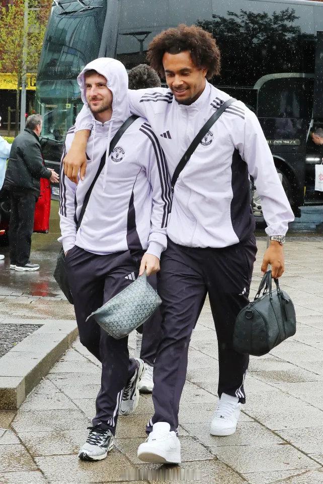 【四大中卫缺阵！曼联后防伤停危机】曼联系记者SamuelLuckhurst：曼