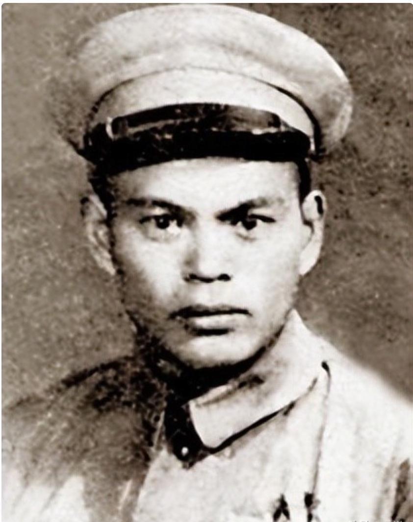 1950年3月30日，新疆哈密伊吾县城，天刚亮，枪声就从四周山头炸响，一野六军十