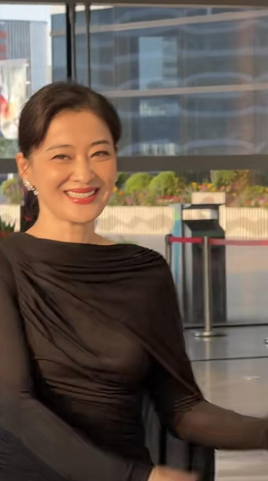 梅婷出发参加白玉兰，一袭黑裙简约却不失优雅，与吴越前几天参加中国电影节的礼服