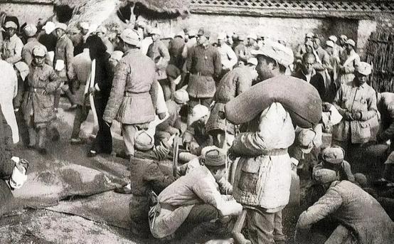 1942年，瑞大娘给十几名八路军送鸡蛋，却发现他们撅成一排上茅房，她脸色一变，当