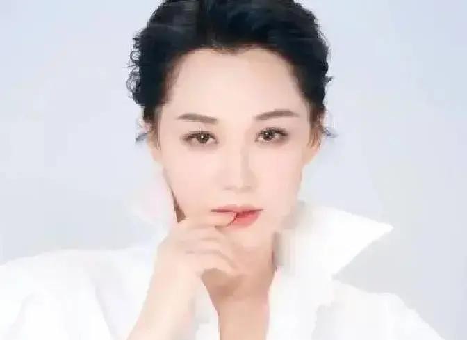 八个女明星被叫女神。许晴演话剧巡演，袁泉拿回百花奖影后。年龄没挡住她们干活。很多人一到30岁、40岁