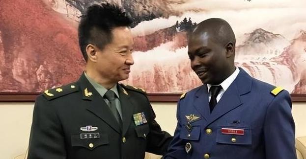 卢旺达其实很懂什么叫“见人下菜”，为了区别我们跟西方，他们曾搞了个“双轨制”
