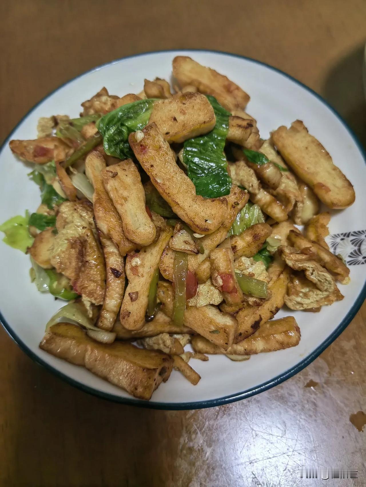 我为女儿准备的爱心早餐。鸡蛋炒饼+健康香浓自磨豆浆。