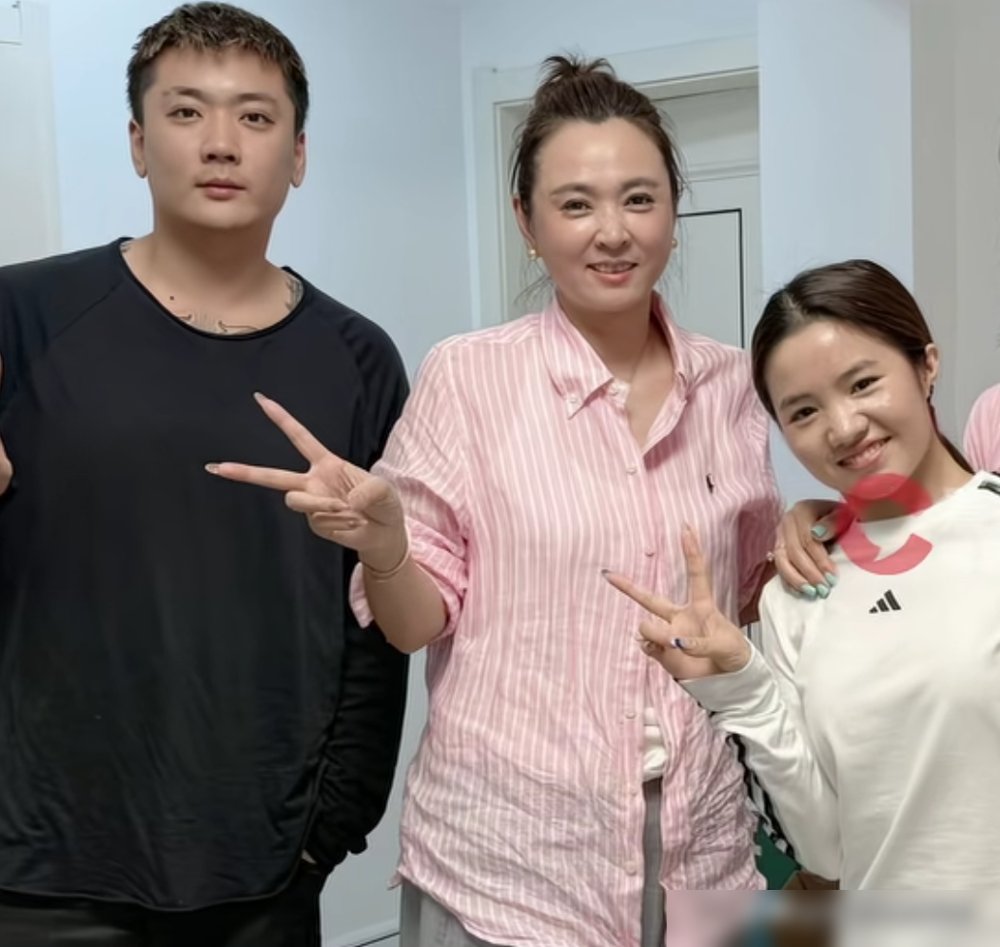 崔晋一家把李勒优的奢侈品全收回去了，连日常穿搭都换成了几十块的卫衣。有人扒出她最近视频，手腕上那条卡