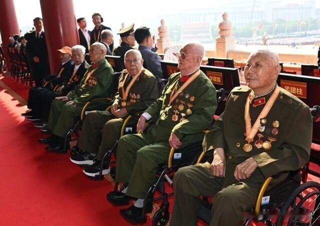 2025年9月3日纪念抗战胜利八十周年阅兵现场，天安门城楼红毯之上，六位高龄老将