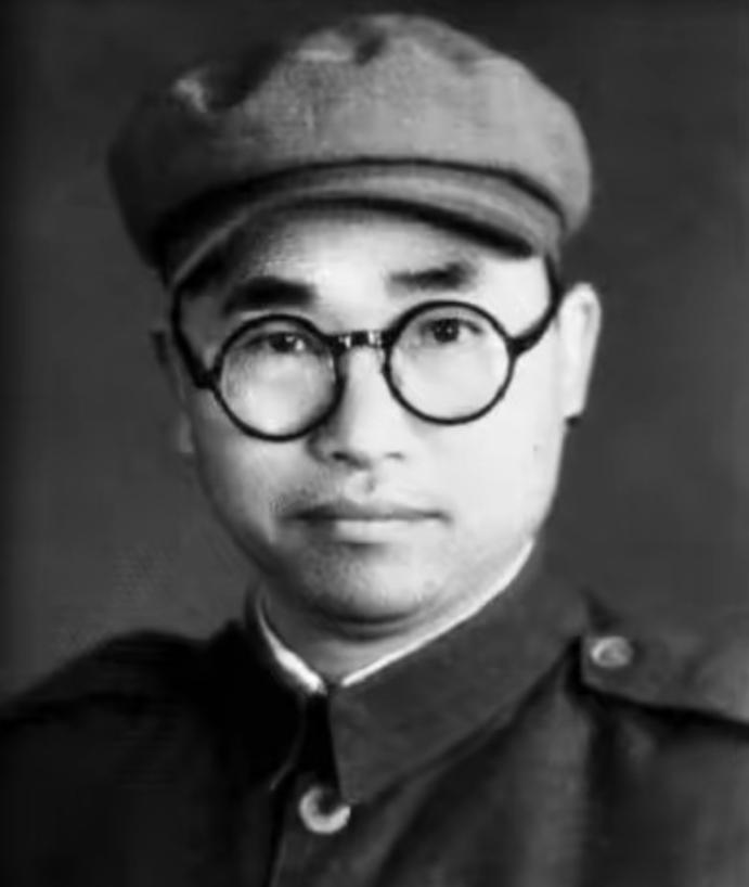 1939年，时任八路军炮兵团长的左叶，因为朝着特派员开枪被押去延安受审，毛主席却