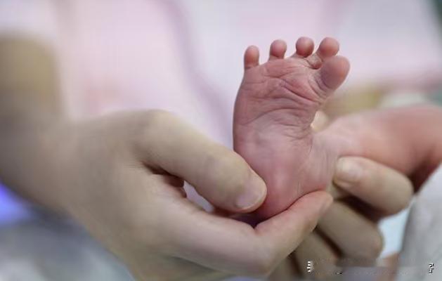 2025即将结束，三个好消息传来，事关老百姓钱袋子！第一个，明年生娃没压力了